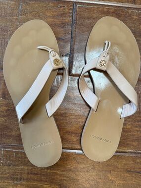 Tory Burch Nude Leather Thong Sandals with Gold Logo